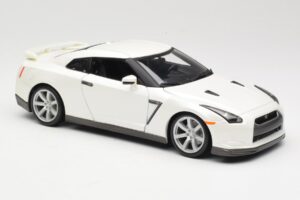 Nissan GT-R R35 Branco Bburago 1:18 18-12079 Metal - imagem 6 de 8