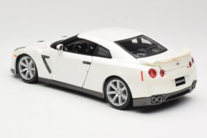 Nissan GT-R R35 Branco Bburago 1:18 18-12079 Metal - imagem 7 de 8