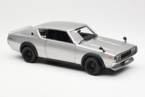 Nissan Skyline 2000 GT-R KPGC110 Prateado Kyosho 1:18 08255S Metal - imagem 6 de 8