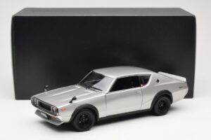 Nissan Skyline 2000 GT-R KPGC110 Prateado Kyosho 1:18 08255S Metal - imagem 8 de 8