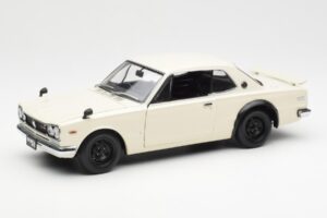 Nissan Skyline 2000 GT-R KPGC110 Branco Kyosho 1:18 08127W Metal