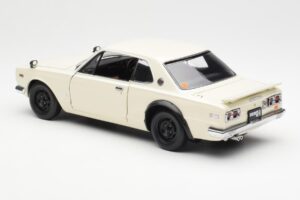 Nissan Skyline 2000 GT-R KPGC110 Branco Kyosho 1:18 08127W Metal - imagem 7 de 8
