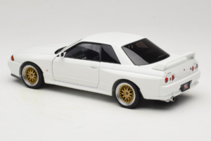 Nissan Skyline GT-R R32 V-Spec II Tuned Crystal White AUTOart 1:18 77416 Metal - imagem 7 de 8