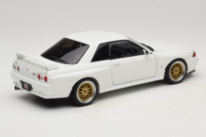 Nissan Skyline GT-R R32 V-Spec II Tuned Crystal White AUTOart 1:18 77416 Metal - imagem 3 de 8