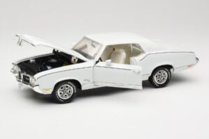 Oldsmobile Cutlass SX Branco ERTL 1:18 33775 Metal - imagem 2 de 8