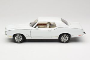 Oldsmobile Cutlass SX Branco ERTL 1:18 33775 Metal - imagem 4 de 8