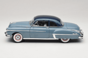 Oldsmobile 88 Azul Grease Auto World 1:18 AWSS103/06 Metal - imagem 4 de 8