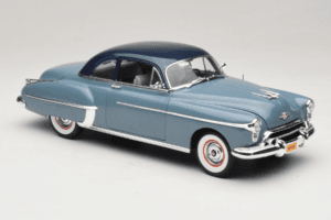 Oldsmobile 88 Azul Grease Auto World 1:18 AWSS103/06 Metal - imagem 6 de 8