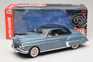 Oldsmobile 88 Azul Grease Auto World 1:18 AWSS103/06 Metal - imagem 8 de 8