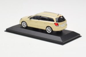 Opel Astra H Break Amarelo Minichamps 1:43 1799098 Metal - imagem 3 de 4