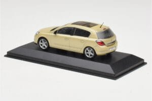 Opel Astra H Amarelo Metálico Minichamps 1:43 403043003 Metal - imagem 3 de 4
