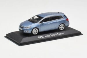 Opel Astra J Sports Tourer Blue Metallic Minichamps 1:43 400049012 Metal - imagem 2 de 4
