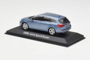 Opel Astra J Sports Tourer Blue Metallic Minichamps 1:43 400049012 Metal - imagem 3 de 4