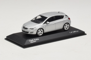 Opel Astra J Prata Minichamps 1:43 400049000 Metal - imagem 2 de 4