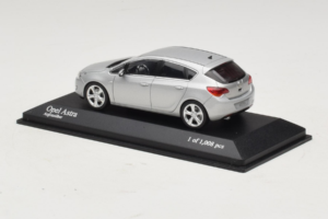 Opel Astra J Prata Minichamps 1:43 400049000 Metal - imagem 3 de 4