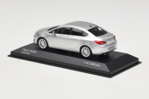 Opel Astra J Prata Minichamps 1:43 410042000 Metal - imagem 3 de 5