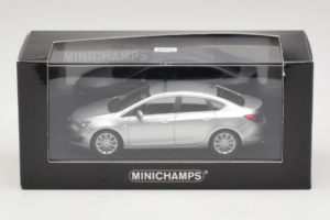 Opel Astra J Prata Minichamps 1:43 410042000 Metal - imagem 5 de 5
