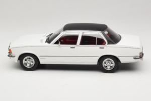 Opel Commodore B Branco MCG 1:18 MCG18564 Metal - imagem 3 de 6