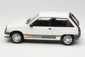 Opel Corsa A Sprint Branco MCG 1:18 MCG18432 Metal - imagem 3 de 6