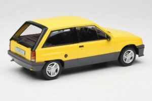 Opel Corsa A SR Amarelo MCG 1:18 MCG18431 Metal - imagem 2 de 6