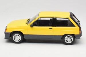 Opel Corsa A SR Amarelo MCG 1:18 MCG18431 Metal - imagem 3 de 6
