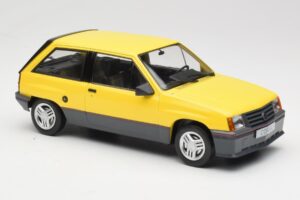 Opel Corsa A SR Amarelo MCG 1:18 MCG18431 Metal - imagem 4 de 6