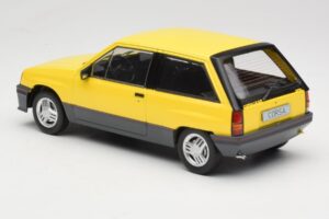 Opel Corsa A SR Amarelo MCG 1:18 MCG18431 Metal - imagem 5 de 6