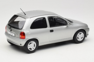 Opel Corsa B Grey Metallic MCG 1:18 MCG18515 Metal - imagem 2 de 6