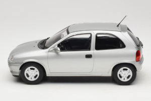 Opel Corsa B Grey Metallic MCG 1:18 MCG18515 Metal - imagem 3 de 6