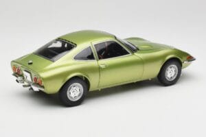 Opel GT Green Metallic Minichamps 1:18 180049029 Metal - imagem 3 de 8