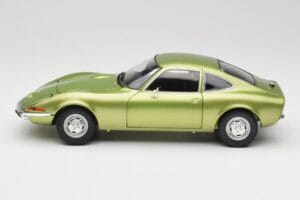 Opel GT Green Metallic Minichamps 1:18 180049029 Metal - imagem 4 de 8