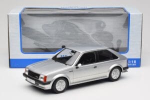 Opel Kadett D GTE Prateado MCG 1:18 MCG18533 Metal - imagem 6 de 6