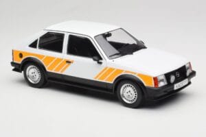 Opel Kadett D SR Branco com Decor Amarelo MCG 1:18 MCG18534 Metal - imagem 4 de 6