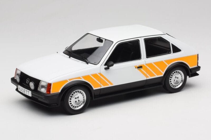 Opel Kadett D SR Branco com Decor Amarelo MCG 1:18 MCG18534 Metal