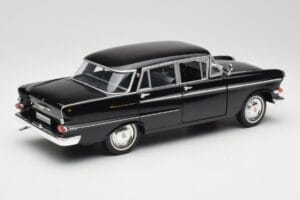 Opel Kapitan P1 Preto Revell 1:18 08822 Metal - imagem 3 de 8