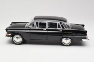 Opel Kapitan P1 Preto Revell 1:18 08822 Metal - imagem 4 de 8
