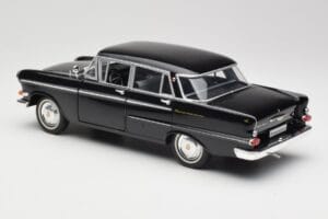 Opel Kapitan P1 Preto Revell 1:18 08822 Metal - imagem 7 de 8
