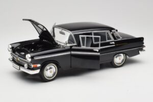 Opel Kapitan P2 Preto Revell 1:18 08821 Metal - imagem 2 de 8