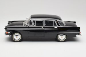 Opel Kapitan P2 Preto Revell 1:18 08821 Metal - imagem 4 de 8