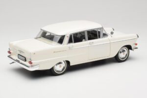 Opel Kapitan P2 Branco Revell 1:18 08821-M1 Metal - imagem 3 de 8