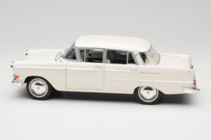 Opel Kapitan P2 Branco Revell 1:18 08821-M1 Metal - imagem 4 de 8
