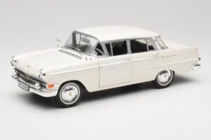 Opel Kapitan P2 Branco Revell 1:18 08821-M1 Metal