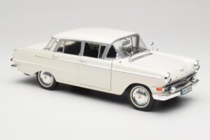 Opel Kapitan P2 Branco Revell 1:18 08821-M1 Metal - imagem 6 de 8