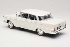 Opel Kapitan P2 Branco Revell 1:18 08821-M1 Metal - imagem 7 de 8