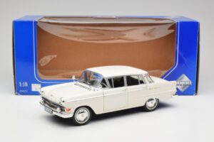Opel Kapitan P2 Branco Revell 1:18 08821-M1 Metal - imagem 8 de 8