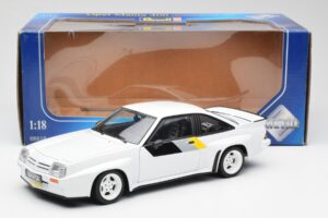 Opel Manta 400 Homologation Branco Revell 1:18 8819 Metal - imagem 8 de 8