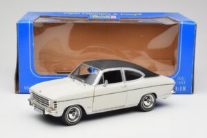 Opel Olympia A Coupe Branco Preto Revell 1:18 8446 Metal - imagem 8 de 8