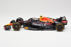 Oracle Red Bull Racing RB18 #11 S. Perez Miami GP 2022 Minichamps 1:18 110220511 Metal - imagem 3 de 6