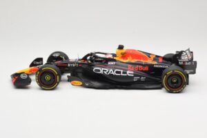 Oracle Red Bull Racing RB19 #1 M. Verstappen Winner Italian GP 2023 Minichamps 1:18 110231501 Metal - imagem 3 de 6