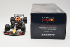 Oracle Red Bull Racing RB19 #1 M. Verstappen Winner Italian GP 2023 Minichamps 1:18 110231501 Metal - imagem 6 de 6